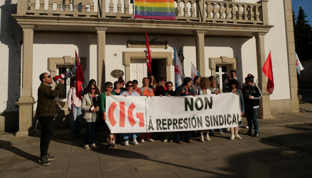Representantes de la CIG protestaron este miércoles frente al Concello