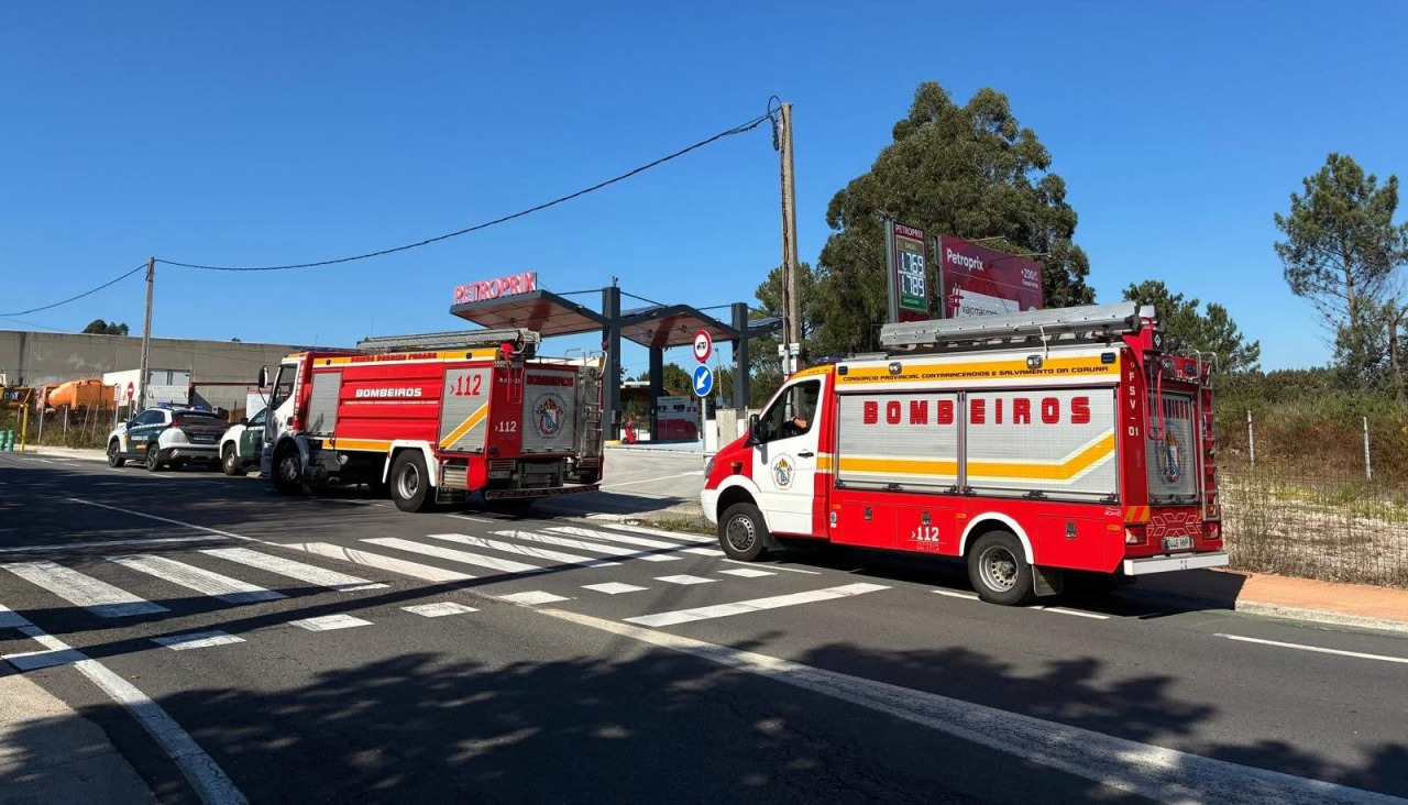Los bomberos desplegados este lunes en el poligono de Carballo