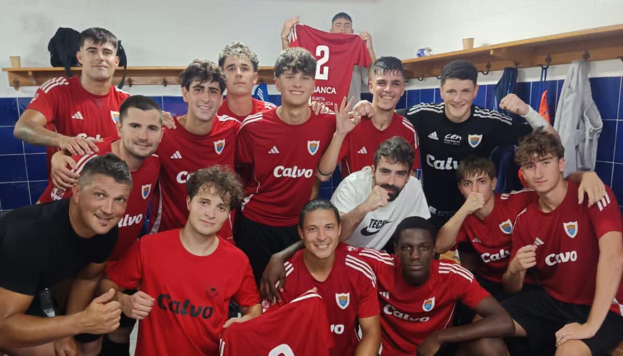 Los jugadores del Bergan B celebrando los 3 puntos en los vestuarios del campo de Xaviña