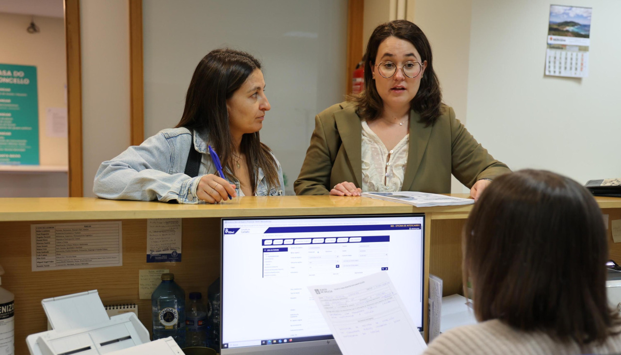 Paula Seoane y Ángela Facal, presentaron este miércoles la solicitud en el registro del Concello de Carballo