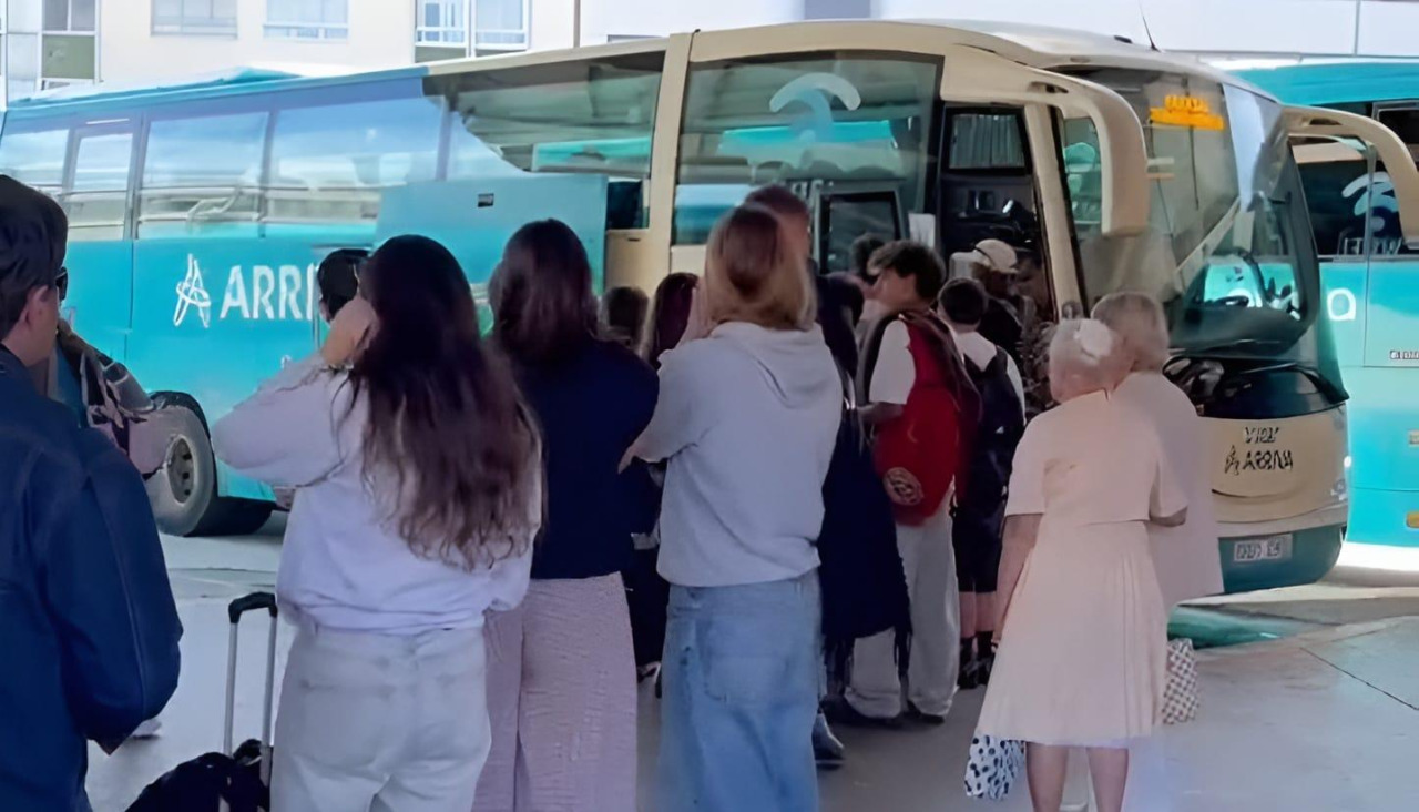 Viajeros esperando por un autobús en la estación carballesa