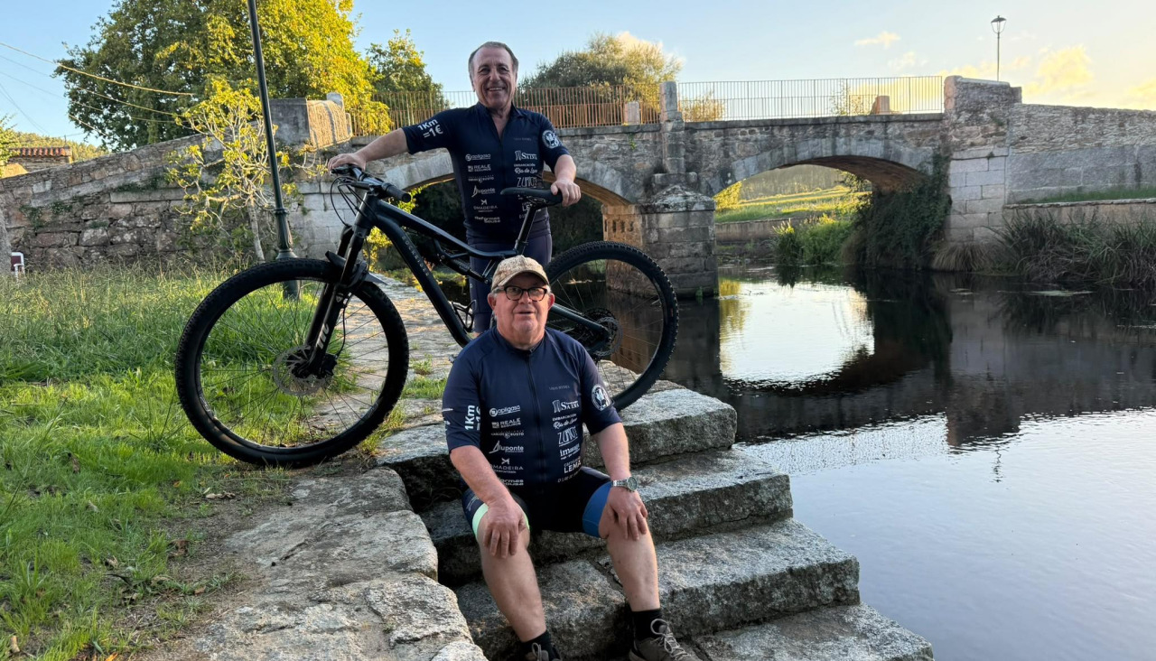 Alberto Castro y Jesús García (sentado) posando junto al puente de Ponteceso
