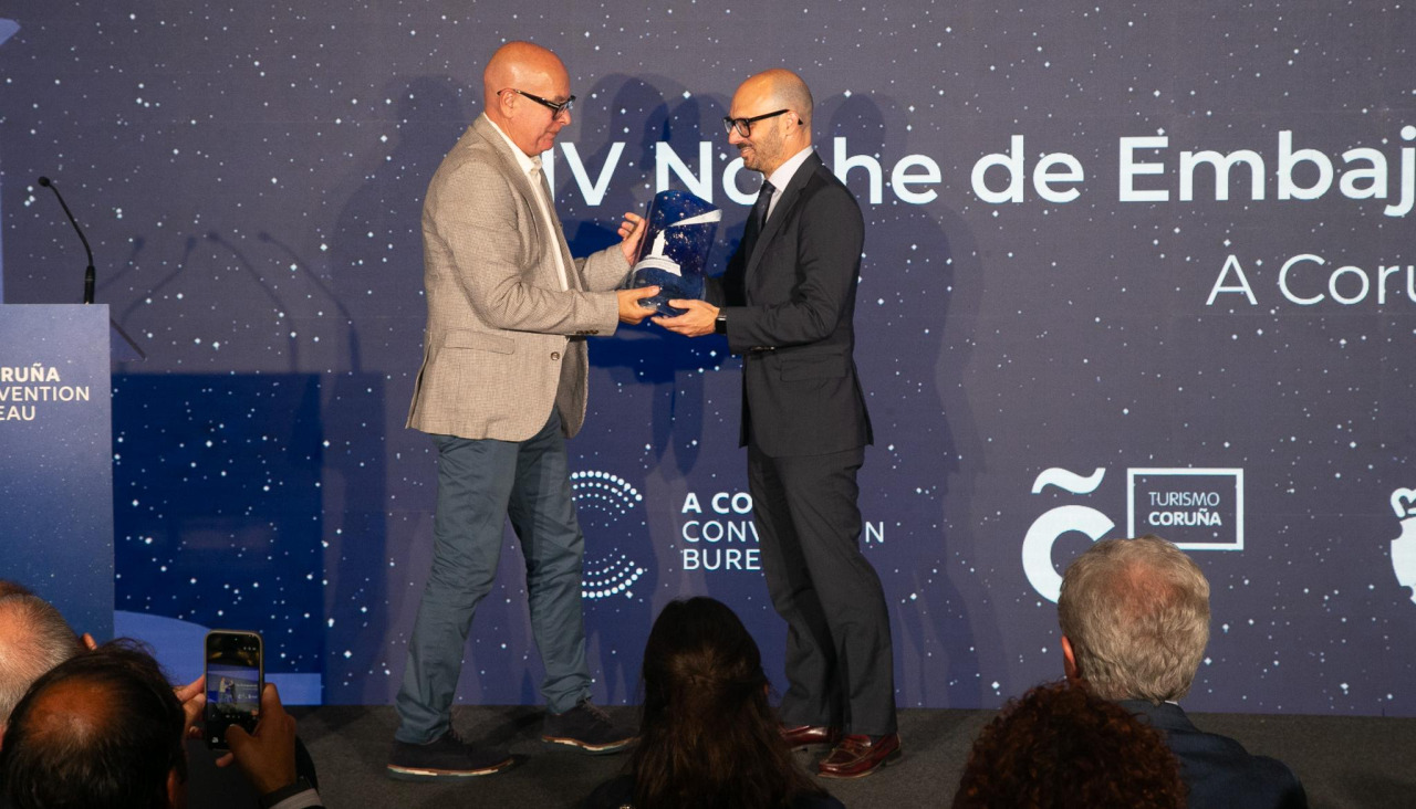 Regueira (i,) facendo entrega da distinción a Pedro Marcos, xefe de neumoloxía do Chuac