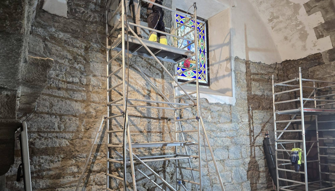 Obras de restauración en el interior del Santuario da Barca de Muxía