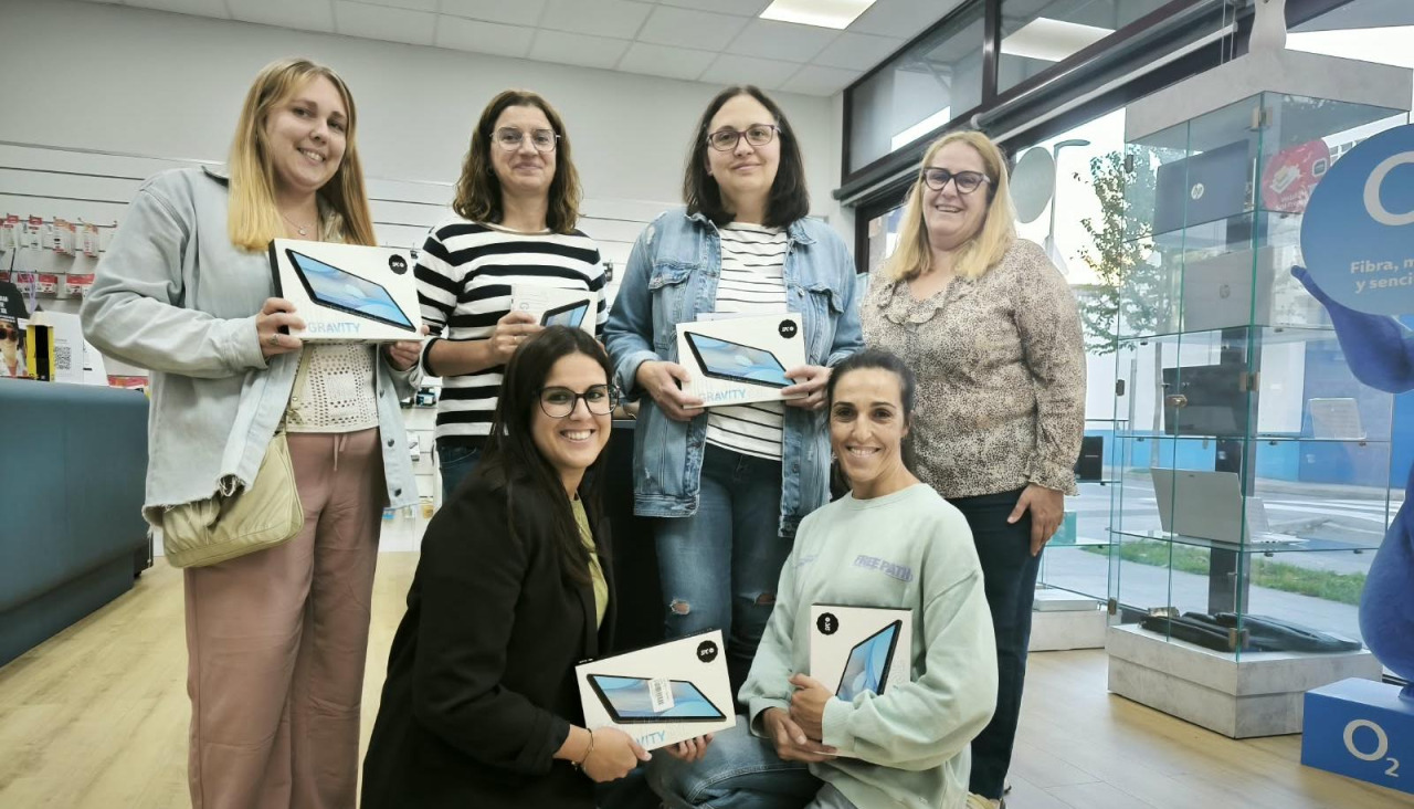 Las cinco ganadoras de las tabletas de la campaña de la vuelta al cole del CCA de Carballo