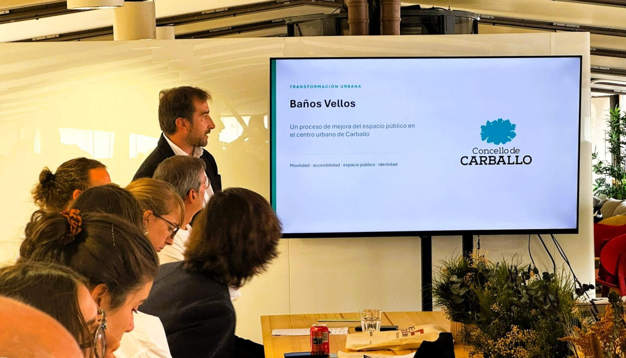 El concejal Juan Seoane presentando el Madrid el proyecto de transformación de Baños Vellos