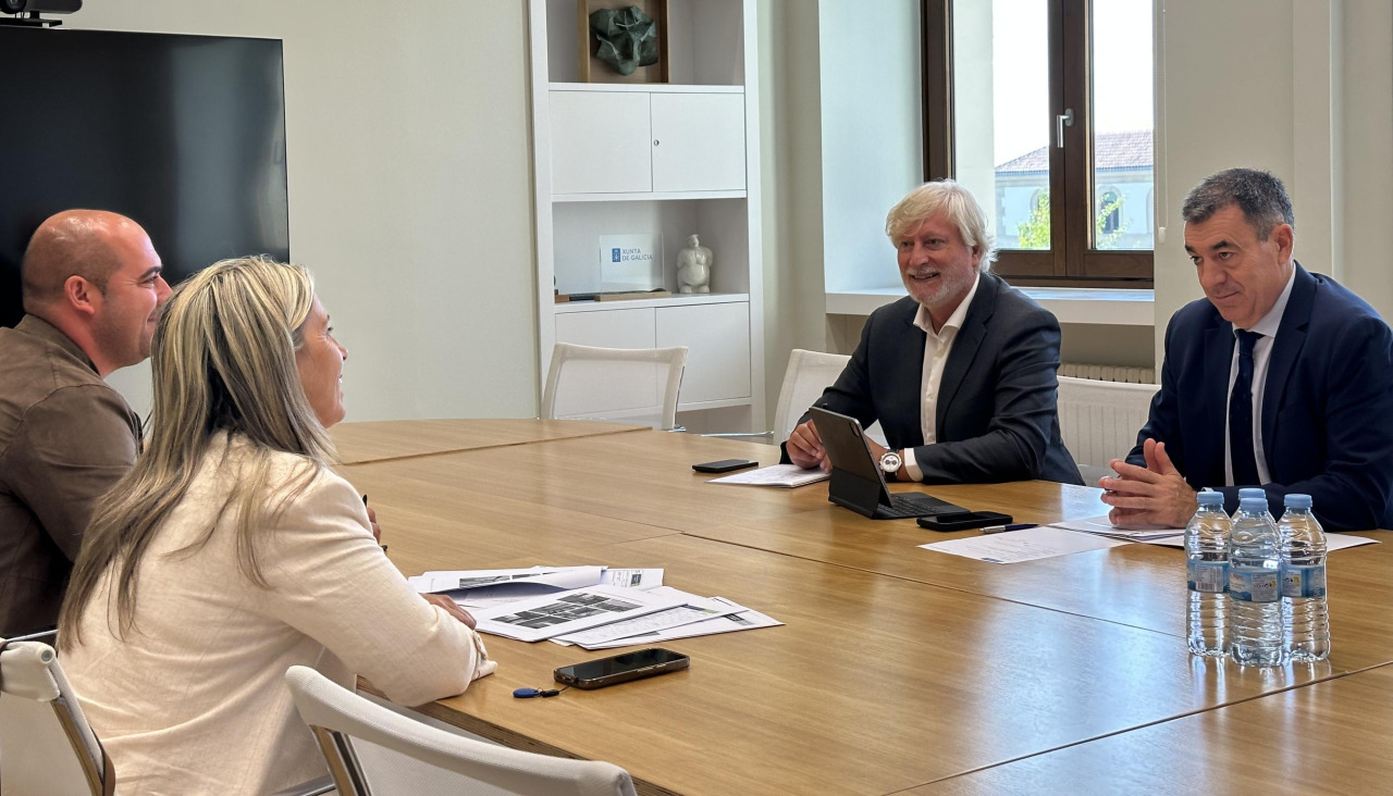 Reunión entre la alcaldesa de Vimianzo Mónica Rodríguez y el conselleiro de Educación