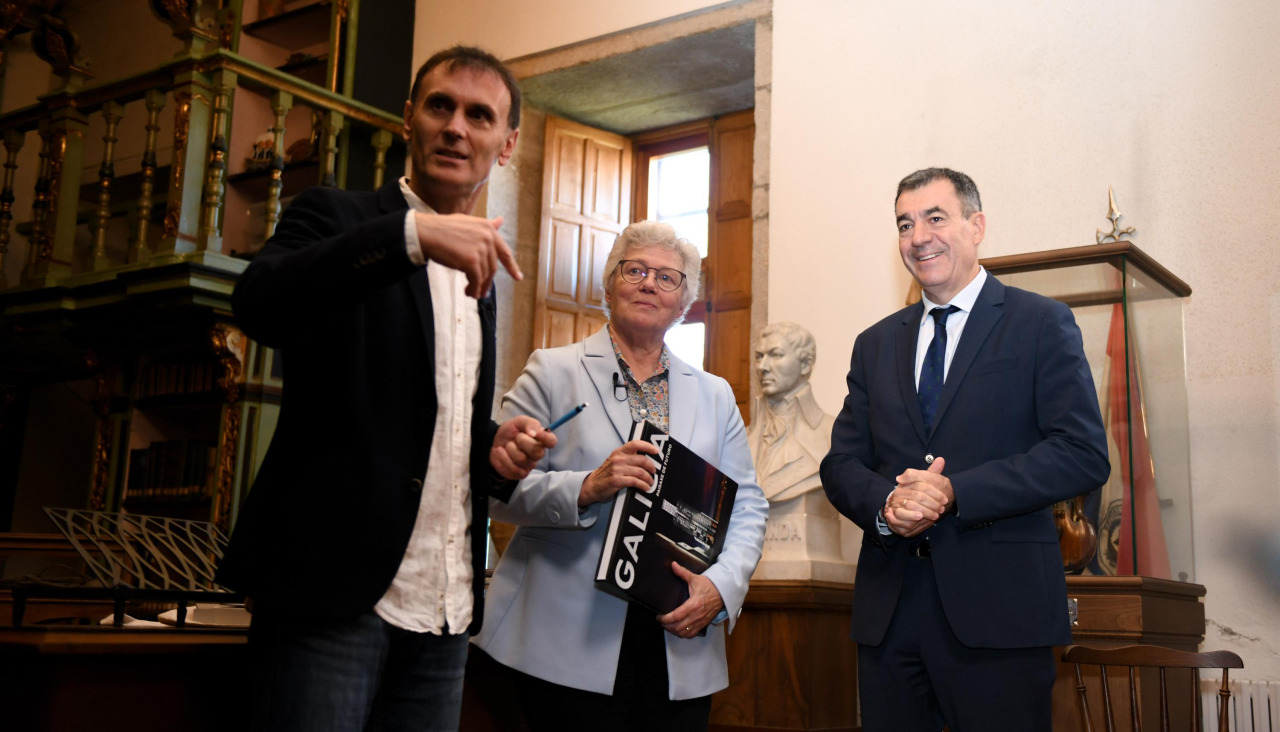 Jorge Mira, Anne L'Huillier y el conselleiro de Educación Román Rodríguez, este jueves en Santiago
