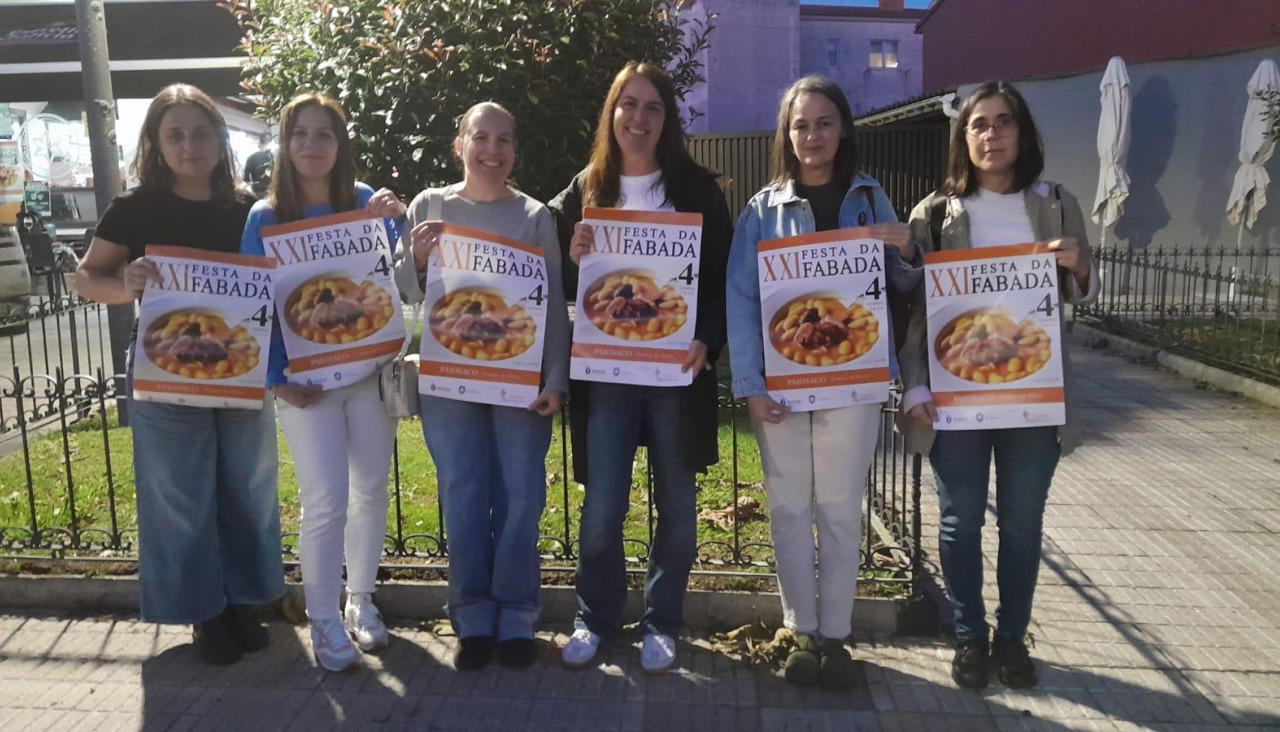 La directiva de Queiroga con el cartel de la Festa da Fabada