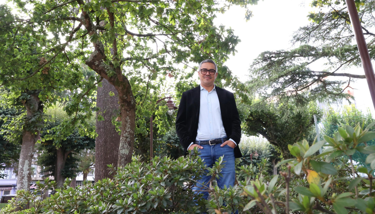 El alcalde carballés en el jardín municipal