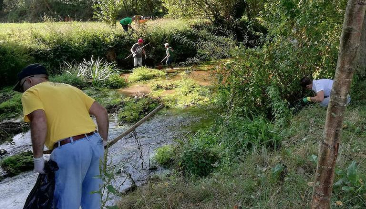 Una de las anteriores limpiezas en el río Anllóns