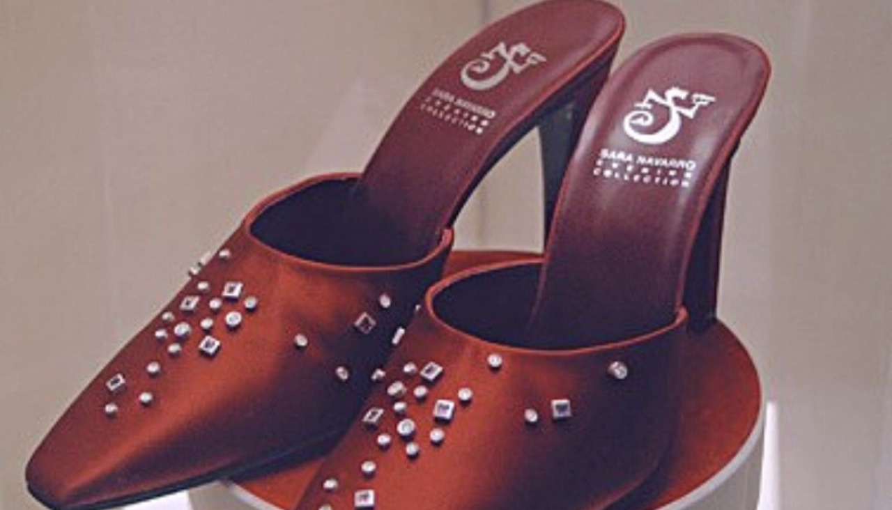 Zapato joya emblemu00e1tico de la colecciu00f3n Evening, con 40 diamantes carru00e9sw de u201cDe Beersu201d talla brillante, 60 redondos y 30 Rubies.