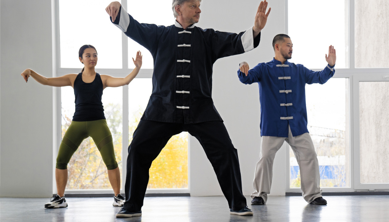 Vista frontal personas entrenando juntas