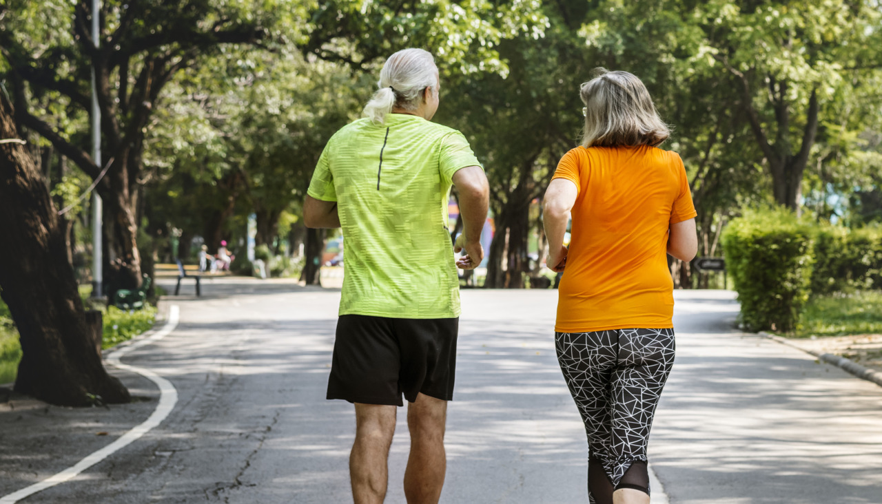 Pareja corriendo juntos en una carrera