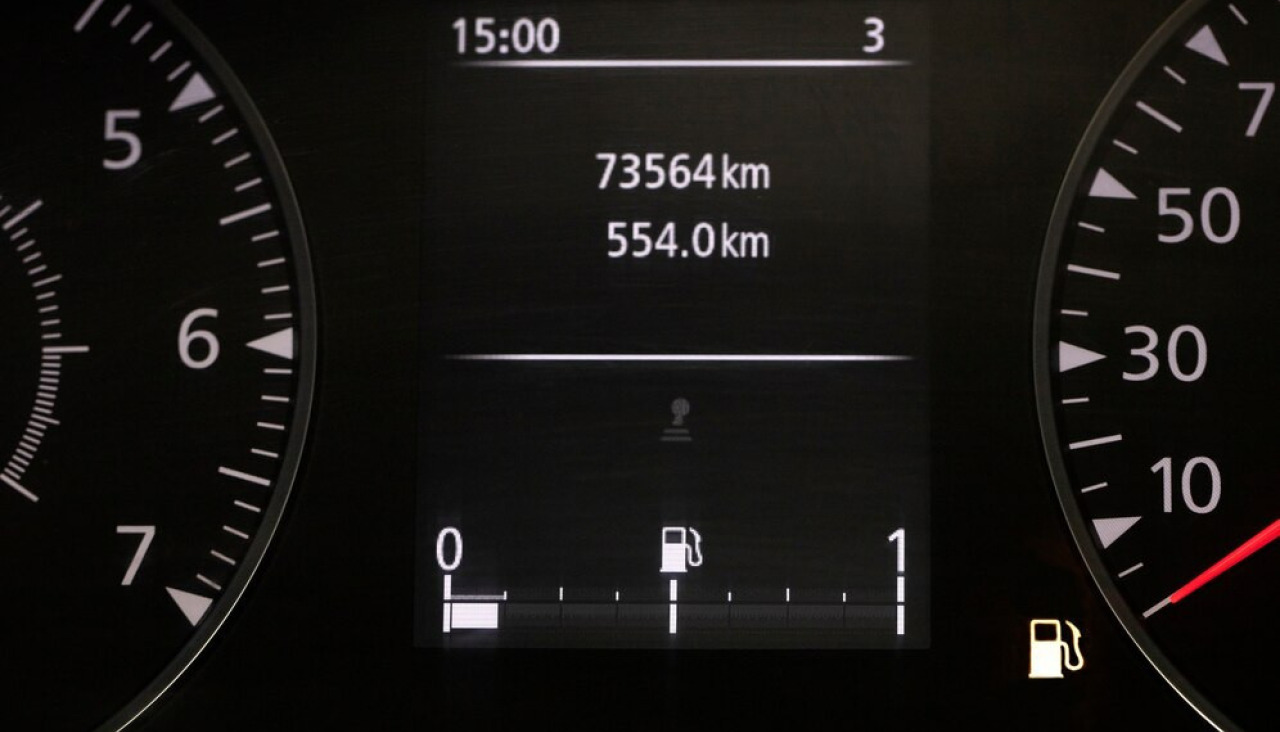Primer plano medidor nivel combustible vehiculo 23 2150163672