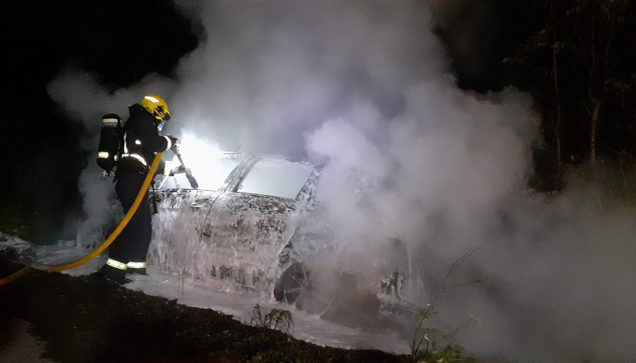Vehu00edculo incendiado na Laracha 2