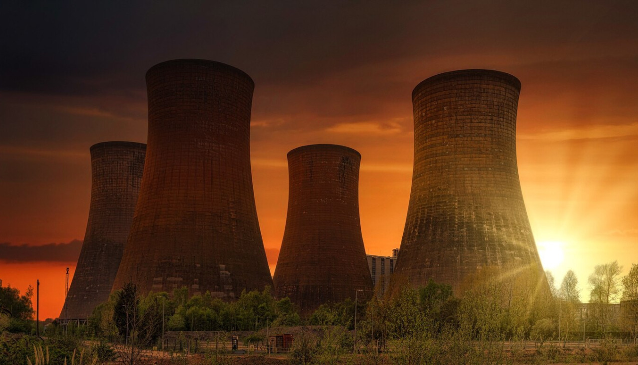 Campo hierba verde cerca planta energia puesta sol 395237 52