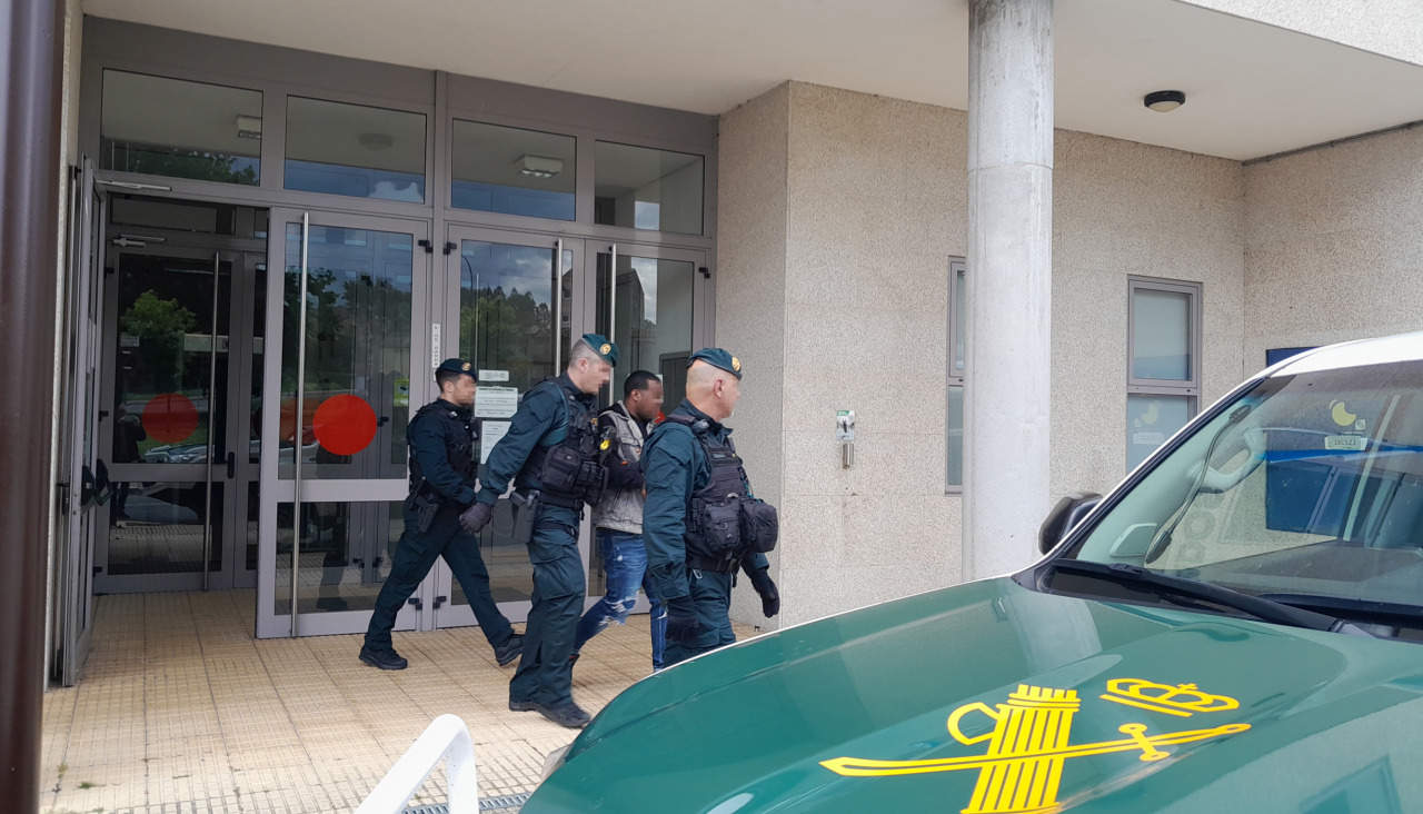 Uno de los detenidos, este viernes tras declarar en el juzgado de Carballo