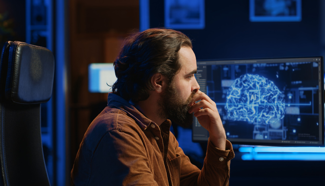 Programador usando computadora para actualizar las redes neuronales de ia bebiendo cafe