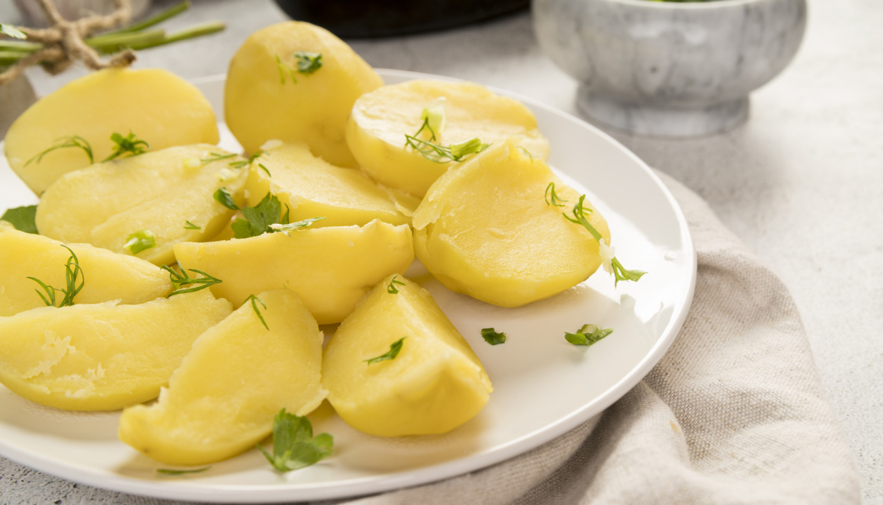 Patatas picadas hervidas en plato blanco