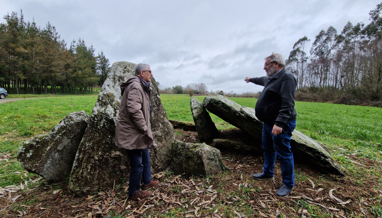 El alcalde carballés, Evencio Ferrero, y el edil Lois Lamas, en el dolmen