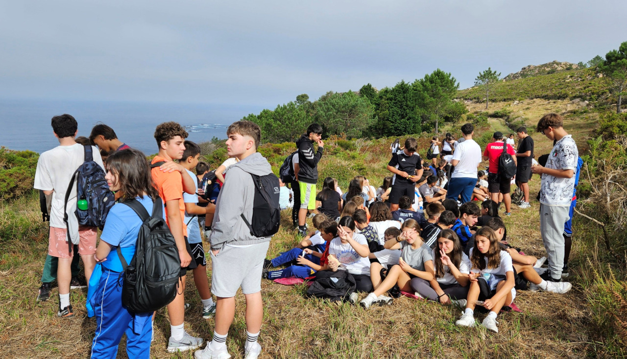 Alumnos participantes en la caminata