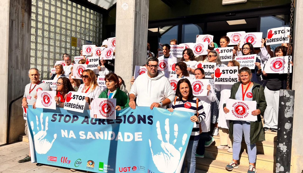 La concentración de los sanitarios, este jueves en el centro de salud de Carballo