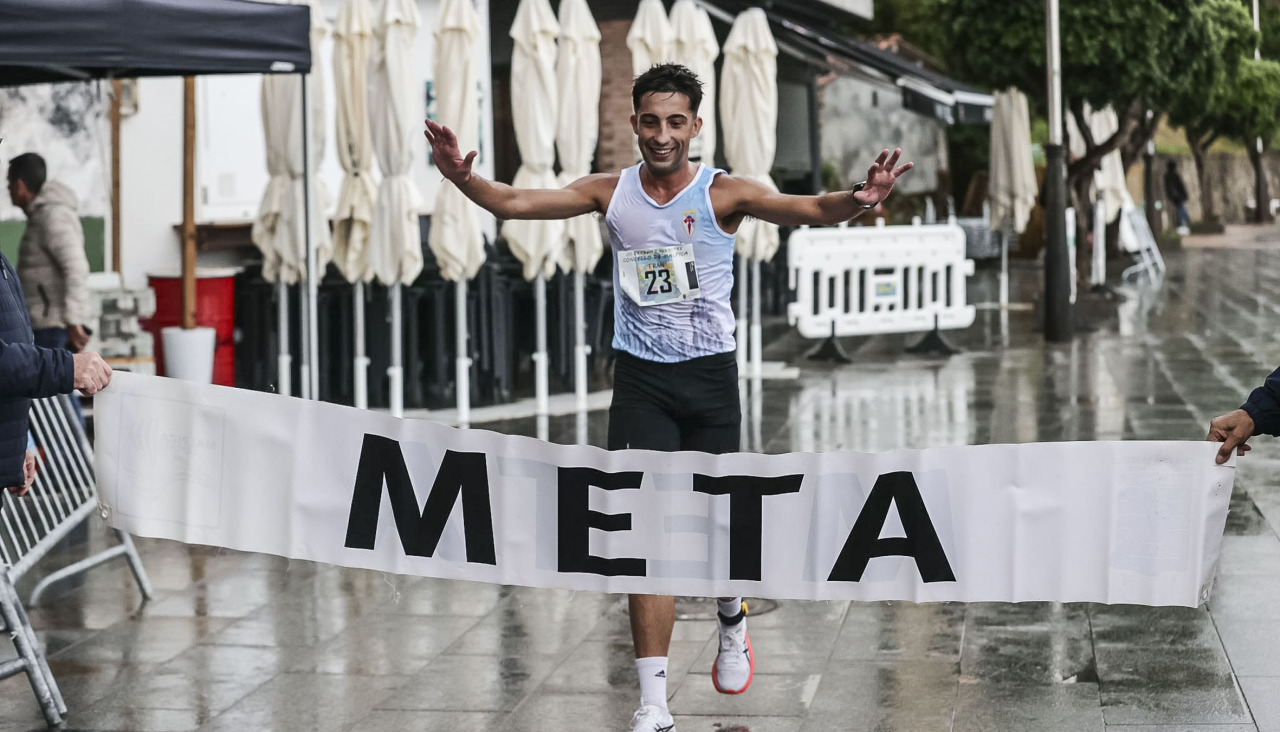 Fran Pais, cruzando la línea de meta tras ganar la pedestre de Malpica