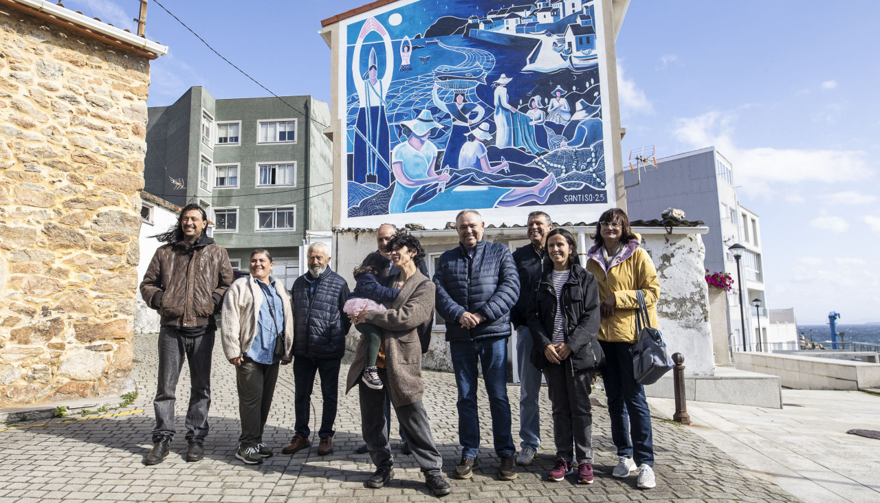 Autoridades en el mural de Ana Santiso