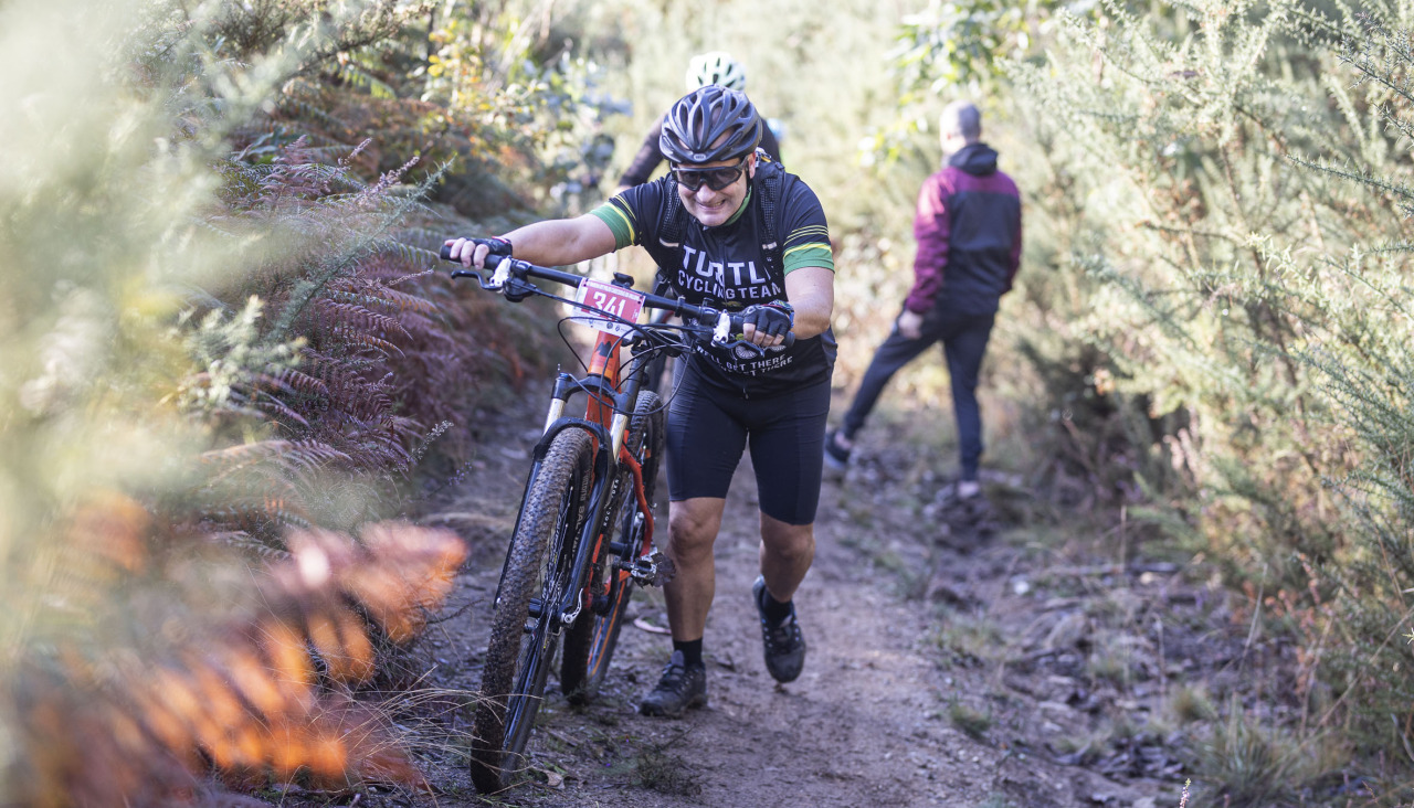 Uno de los participantes en la BTT, este domingo en A Laracha