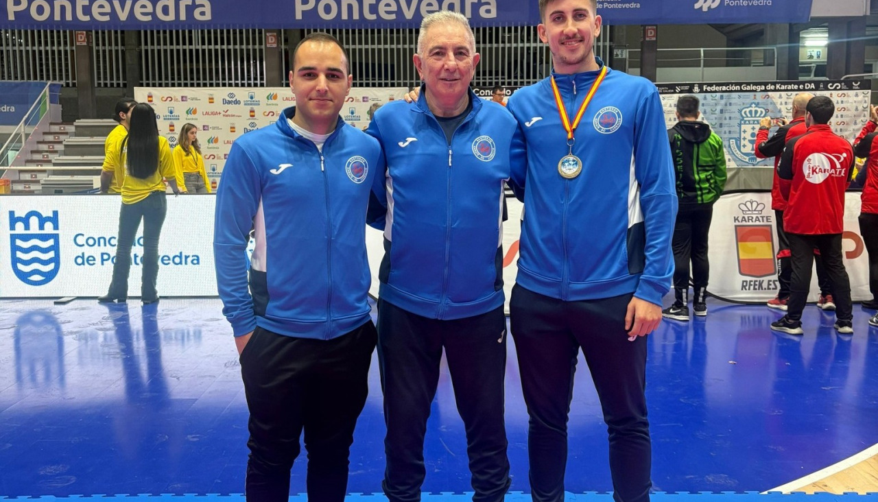 Rubén Gómez (i.) y Alejandro Felpeto con su medalla en la cita de Pontevedra