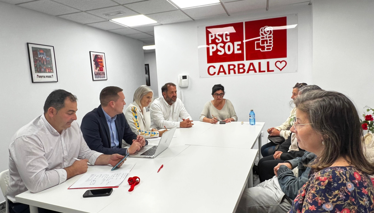 Representantes socialistas reunidos en Carballo con los cocineros