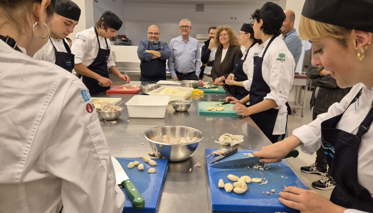 Visita del alcalde de Carballo, Evencio Ferrero, al curso de