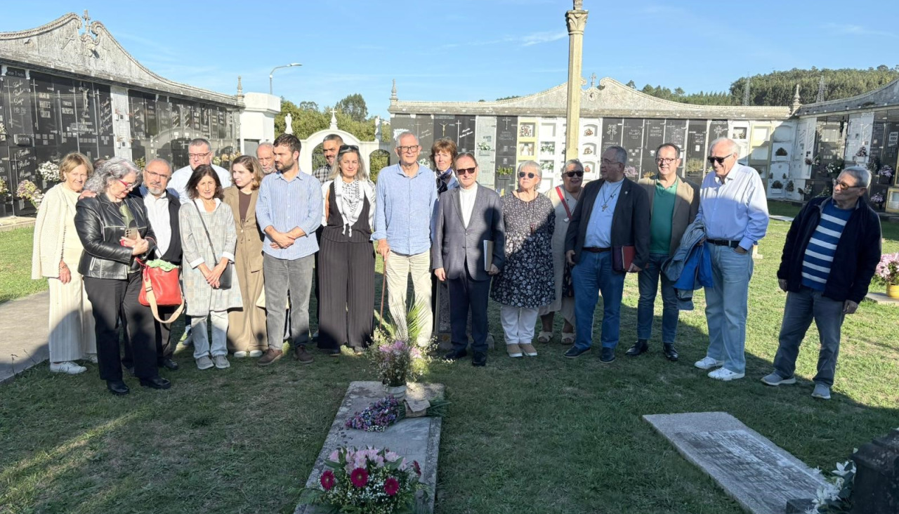 Homenaje en el cementerio de Bértoa a Francisco Miguel y Narciso Coello