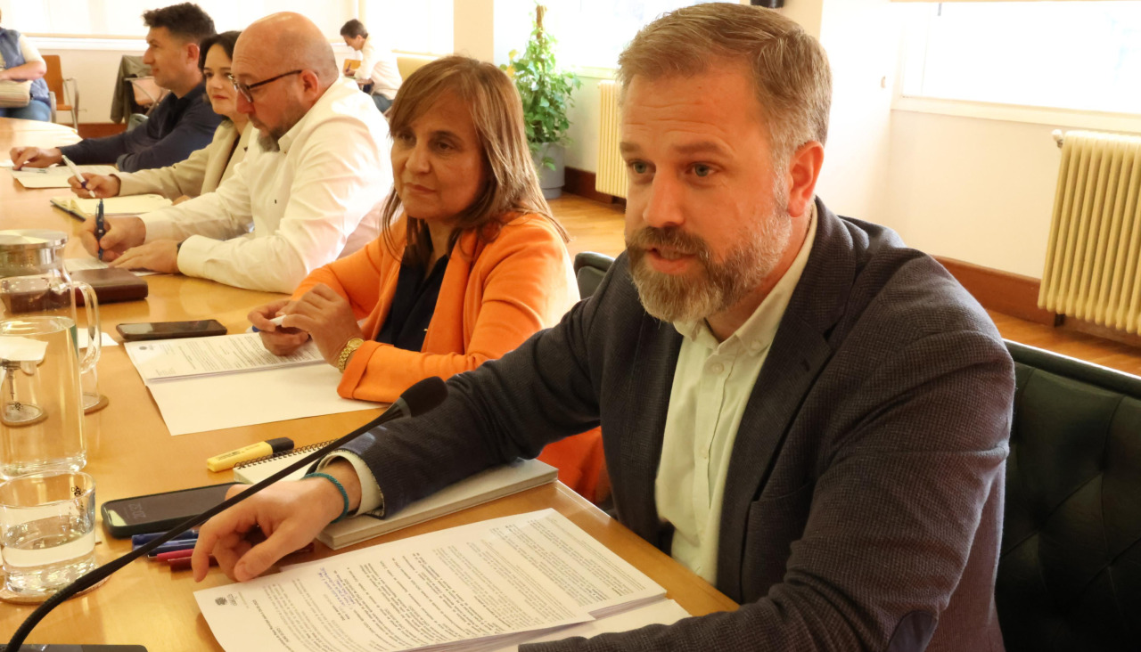 Rubén Lorenzo en una reunión plenaria de la corporación de Carballo