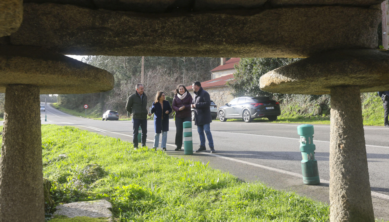 Una pasada visita de la delegada de la Xunta a la carretera en la que irán las sendas
