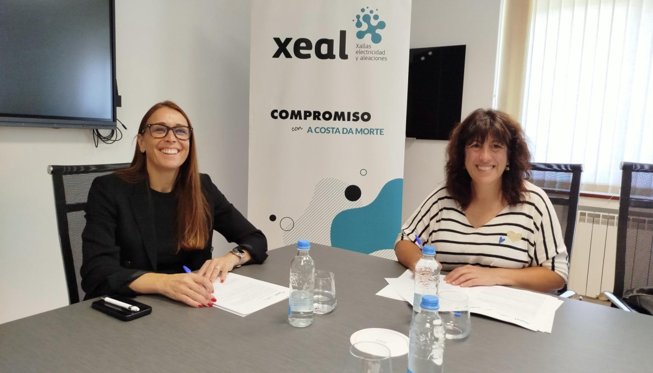 Firma del convenio entre XEAL y Paseniño