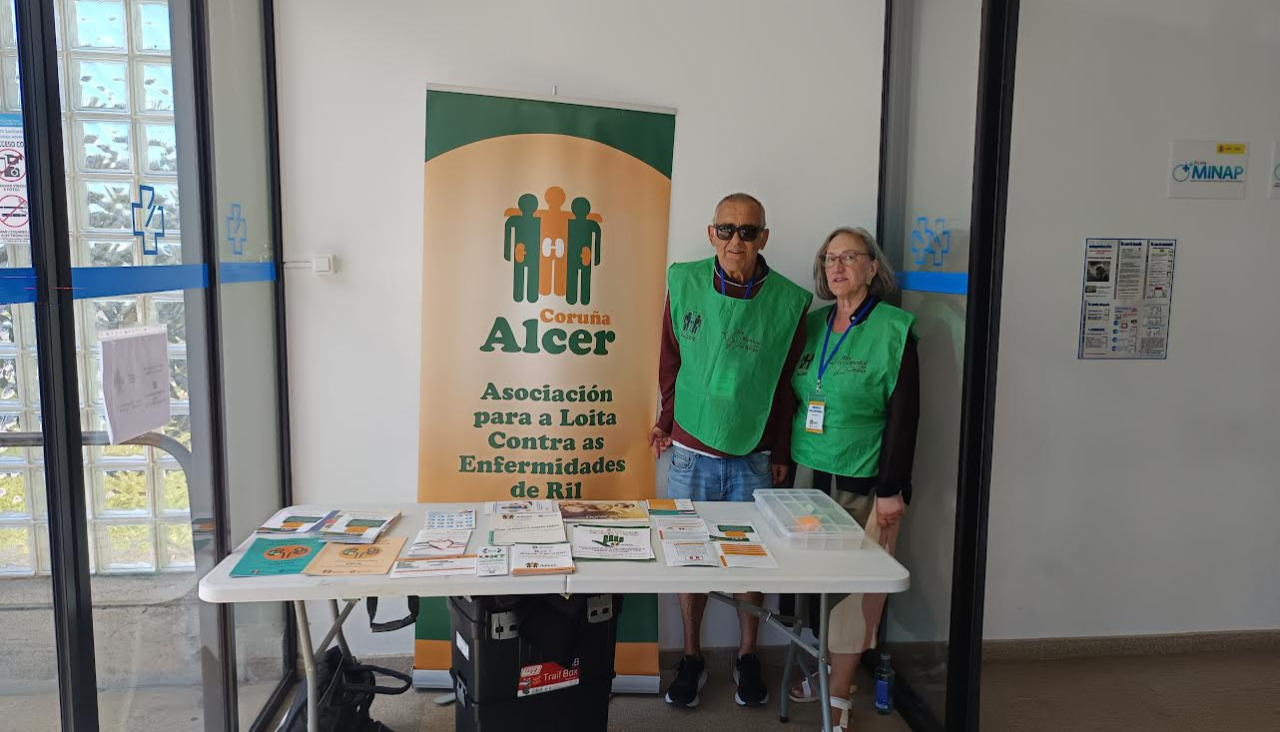 Mesa informativa de Alcer ayer en Carballo