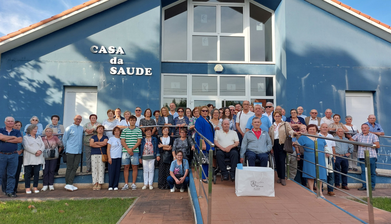 Foto de familia con buena parte de los asistentes al acto de reconocimiento al doctor César Alonso Cristóbal posando ante el centro de salud de Nantón | M.F.R.