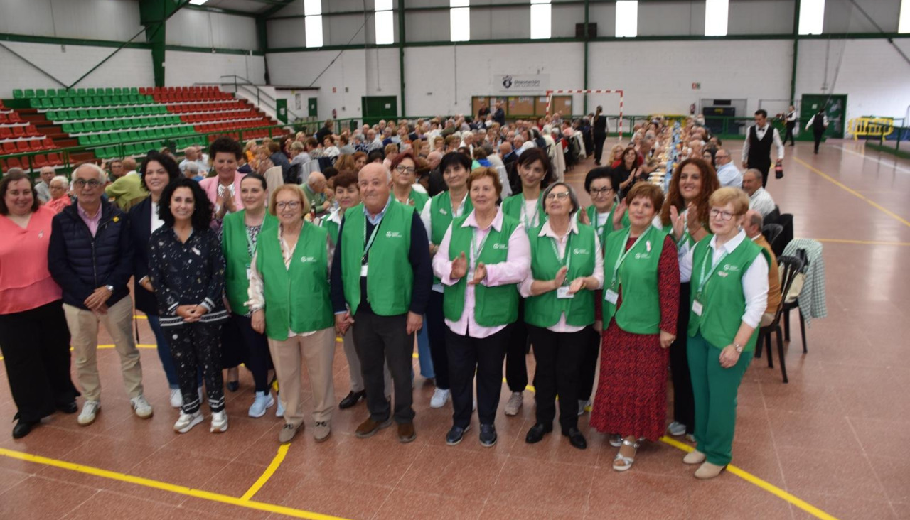 Foto de familia de la comida celebrada este sábado