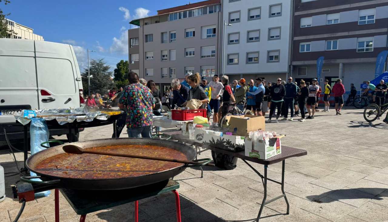 La organización obsequió al final a los participantes con la degustación de una paella gigante en la plaza del Fórum