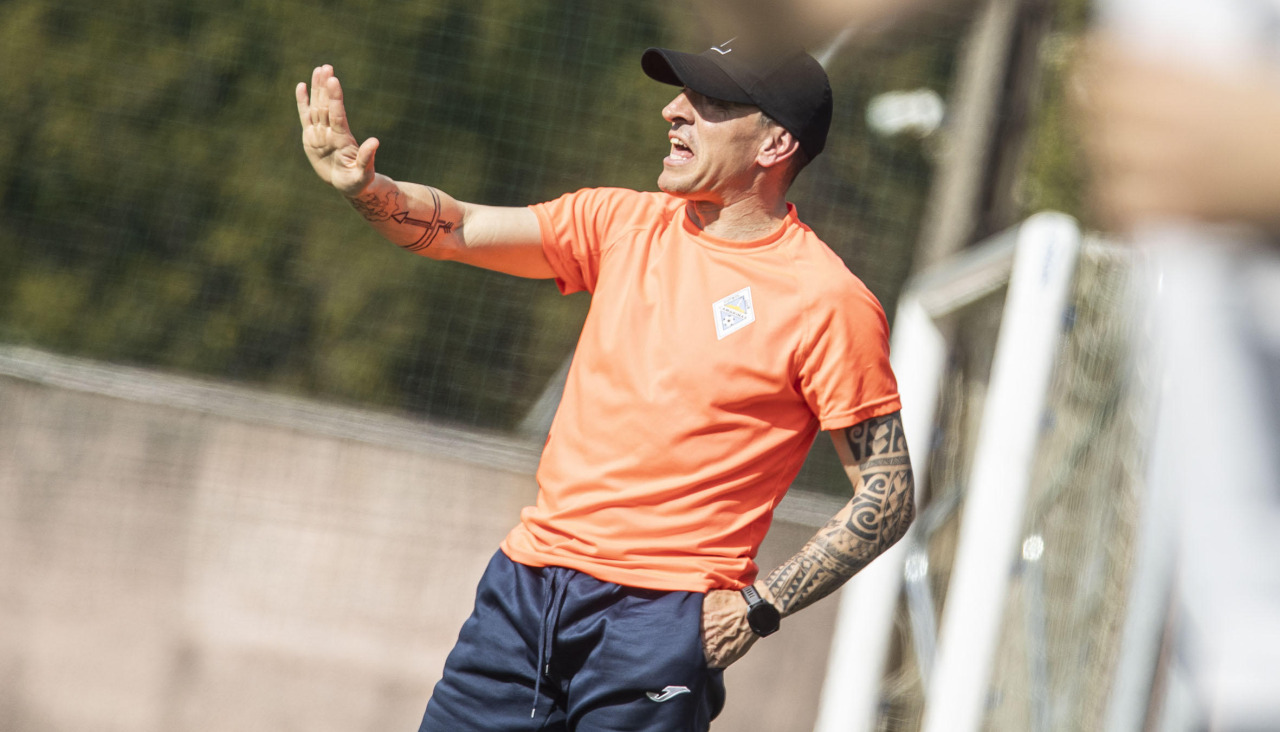 Juan Cabrejo, entrenador de un Camariñas que se llevó el derbi ante el Fisterra