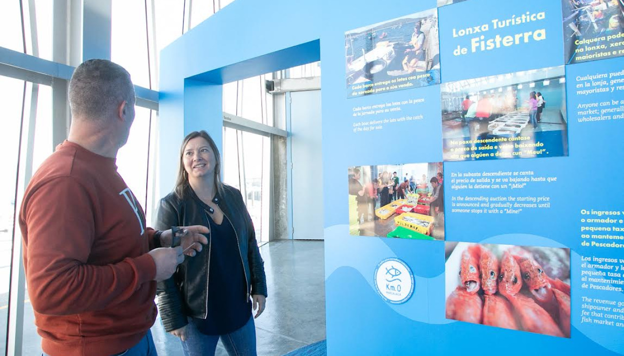 Cristina Capelán en su visita a la Confraría de Pescadores fisterrana