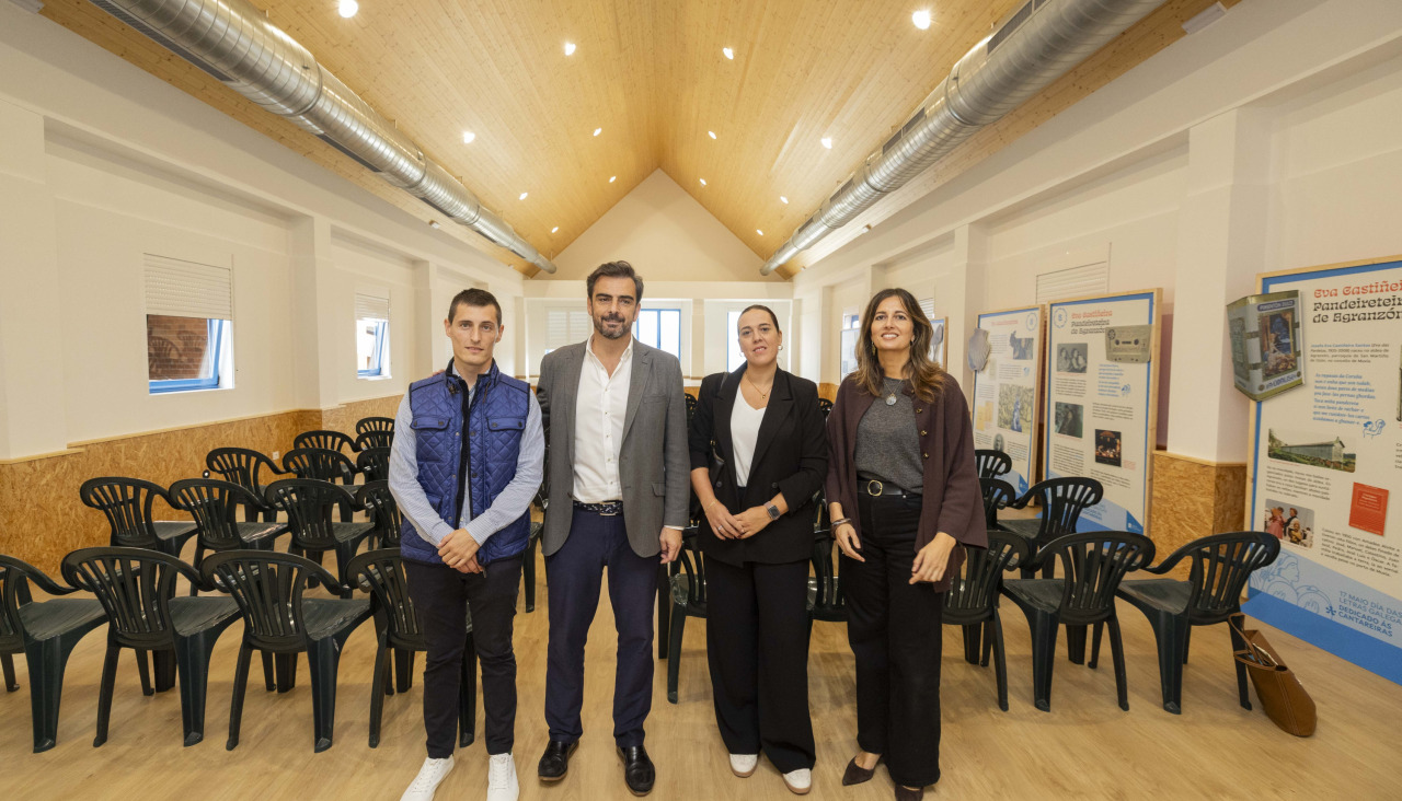Diego Calvo (segundo izq.) este miércoles visitando el nuevo audotorio de Fisterra