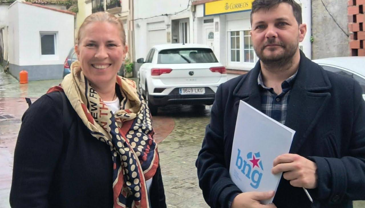 Portavoz del BNG de Camariñas Xurxo Rodríguez, a la derecha