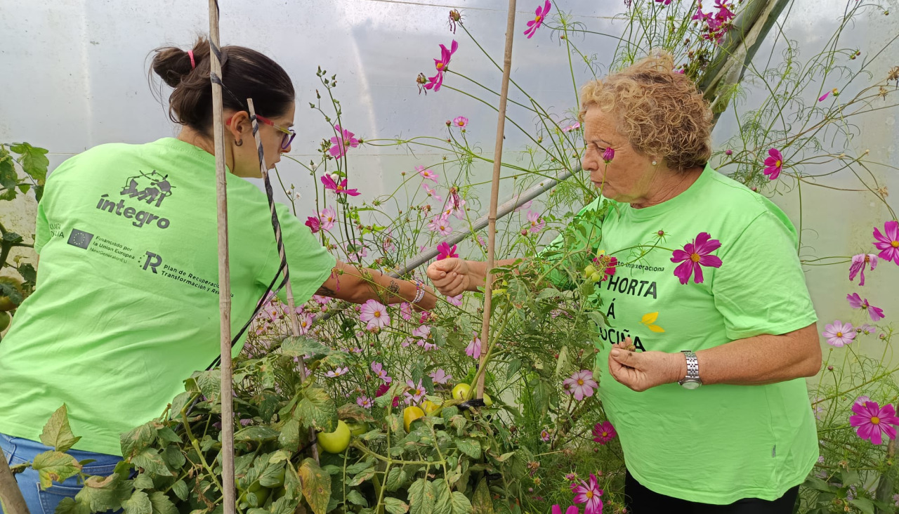 Dos mujeres en el proyecto 'Da horta á cociña'