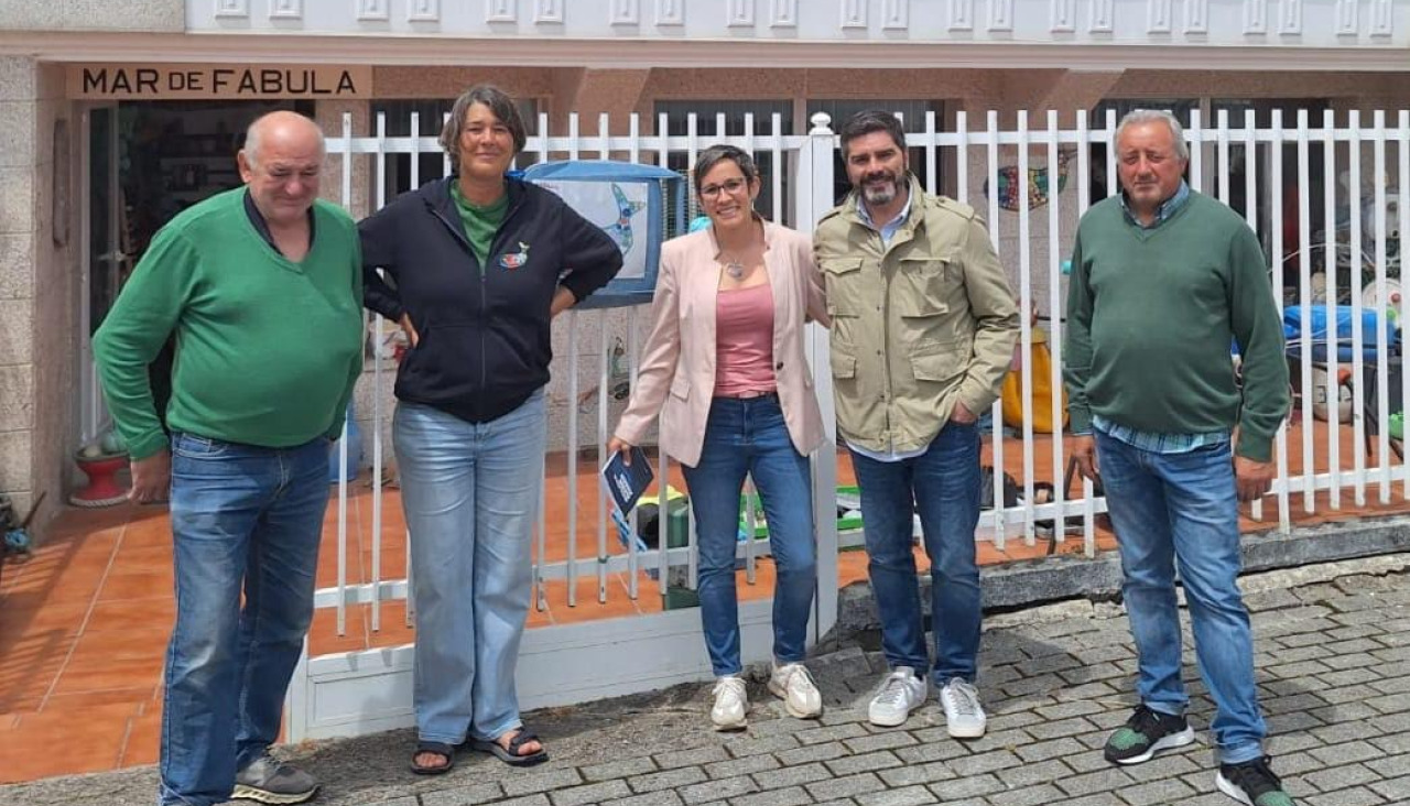 Paula Mouzo y varios miembros de Mar de Fábula