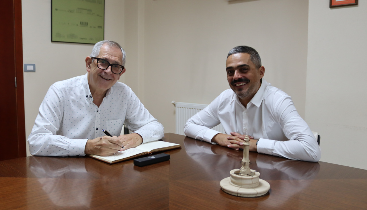 Evencio Ferrero firma el libro de honor del Concello acompañado de su sucesor, Daniel Pérez
