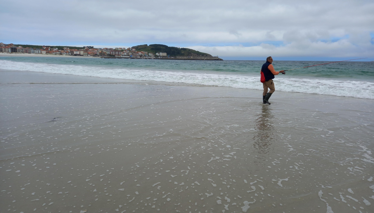 Un hombre pescando en la playa de Laxe