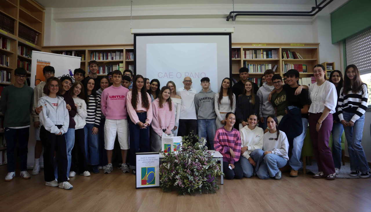 Ricardo Vigueret con alumnado del instituto durante la presentación del libro
